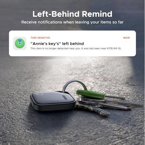 Person attaching UGREEN FineTrack to keys