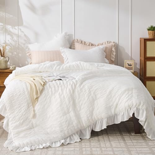 JOLLYVOGUE white ruffle comforter set on bed