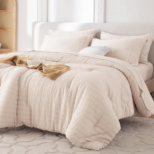 MUXHOMO 7 Pieces Queen Seersucker Comforter Set folded